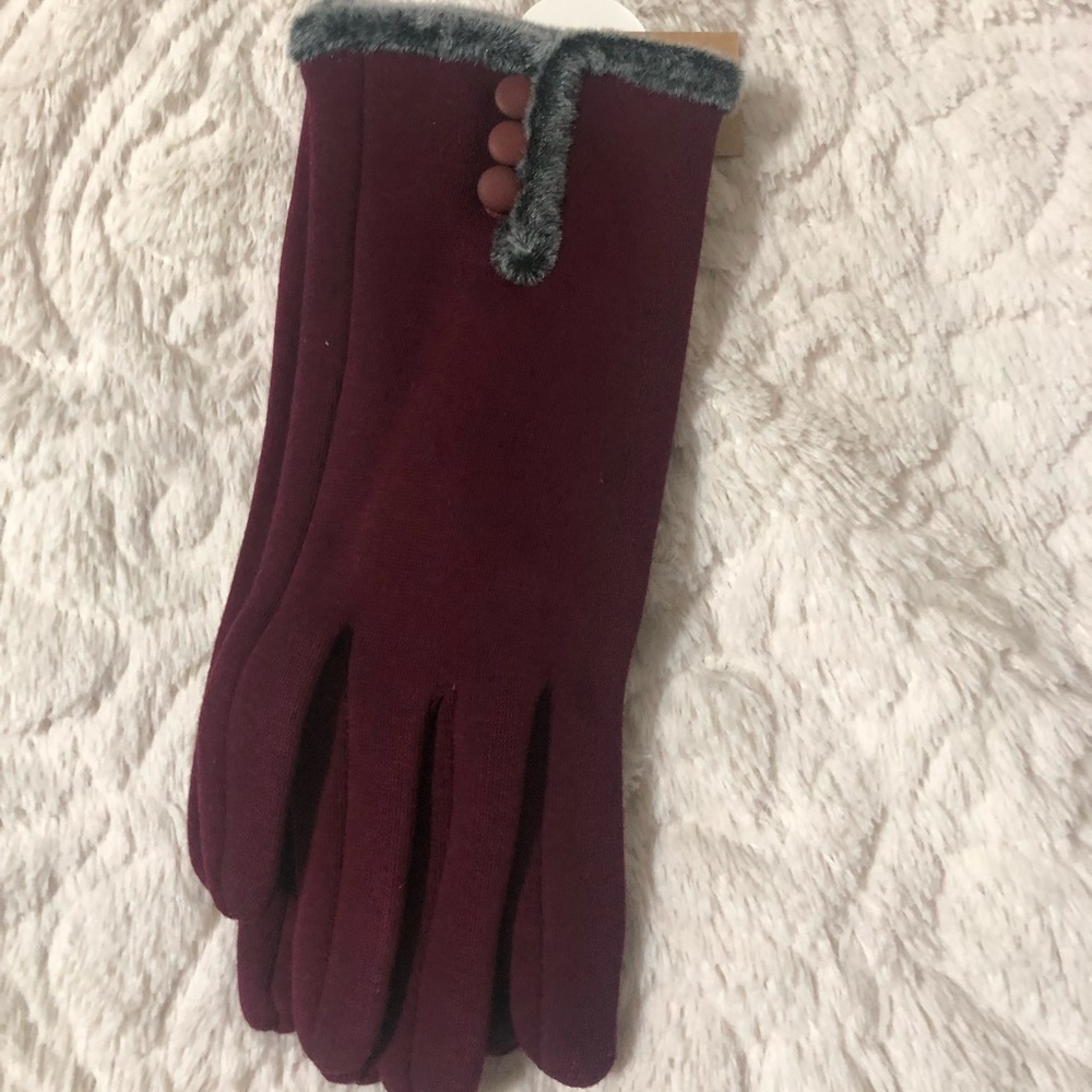 Maroon gloves